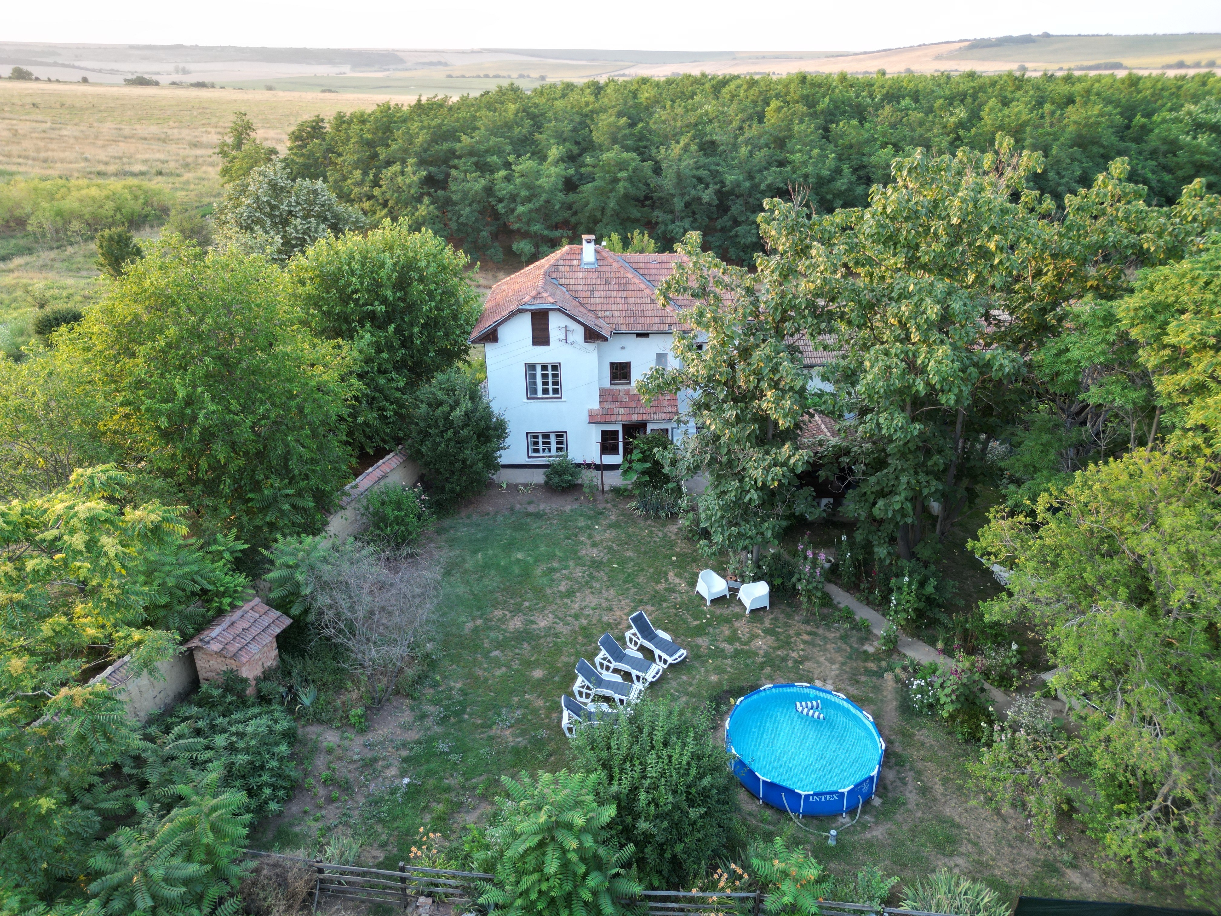 Снимка 3 от 5: Реновирана къща с голям двор, уединение и Airbnb история в с. Сломер